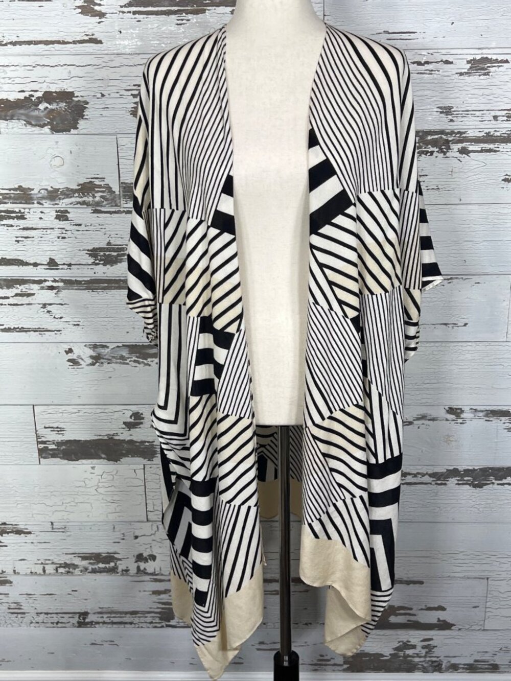 CABI Unwind Cover Up Kimono Style Black & Cream OS #6434 NWOT - Picture 2 of 6